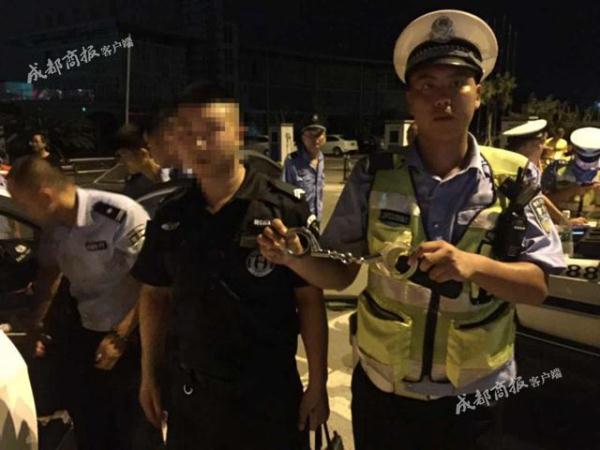 为救108只狗 假警察开假警车被真警察抓(组图)