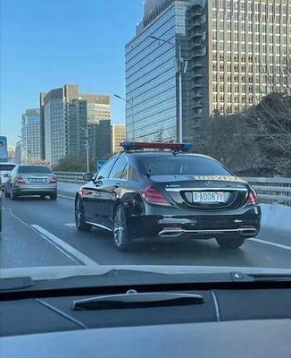 偶遇一队奔驰S级特别版警车,警灯设计令人眼前一亮