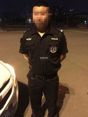 “可能走错片场了” 一男一女假冒警察闯进交警检查点